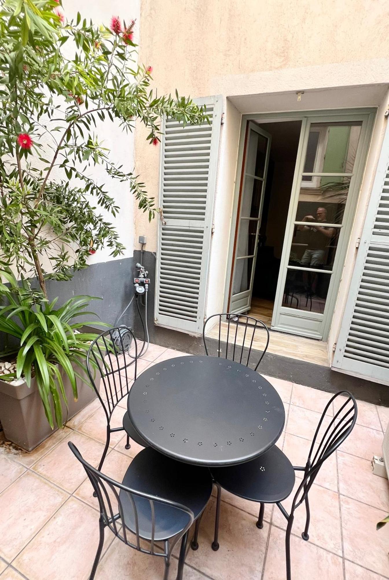 2 Pieces Avec Patio Dans Le Centre De Apartment *